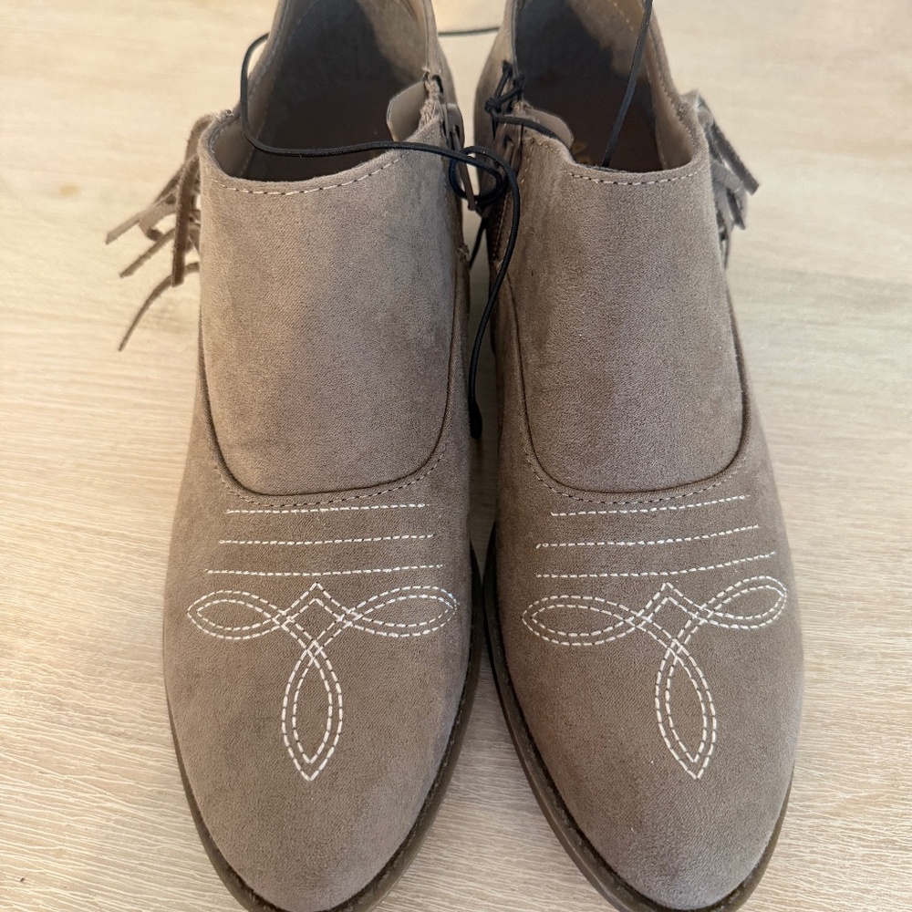 NWT Women's Arizona booties